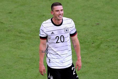 Flick mag Verteidiger, die hinten stabil stehen und gleichzeitig mit viel Drang nach vorn ausgestattet sind. Gut möglich als...