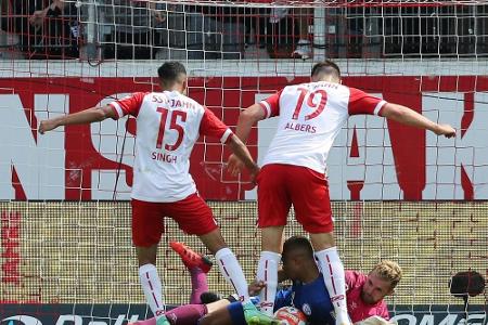 Rückschlag für Spitzenreiter Regensburg - Ducksch lässt Bremen jubeln