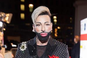 So kennt man Harald Glööckler von den roten Teppichen - ins Dschungelcamp wird er wohl nicht so farbenfroh einziehen.