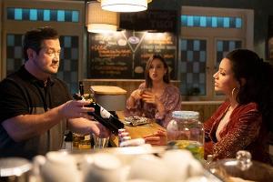 "Alles was zählt": Chiara (M.) erkennt, wie sehr Malu (r.) ihretwegen leiden muss.