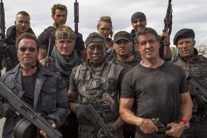 Mehr Action passt auf kein Bild: Der Cast der "The Expendables"-Reihe, unter anderem mit Sylvester Stallone, Arnold Schwarze...