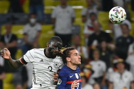 Studie zu Kopfbällen: Verteidiger leiden öfter an Demenz