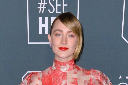 Saoirse Ronan (27) musste in Interviews schon häufig erklären, wie man ihren Namen richtig ausspricht. [ˈsiːrʃə ˈroʊnən] ist...