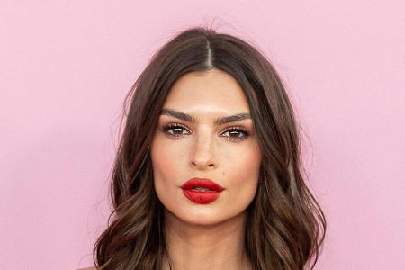 Model und Schauspielerin Emily Ratajkowski (30) hat polnische Wurzeln. Ihr Nachname wird in den USA [ɹɑtɜˈkaʊ̯ski] oder 