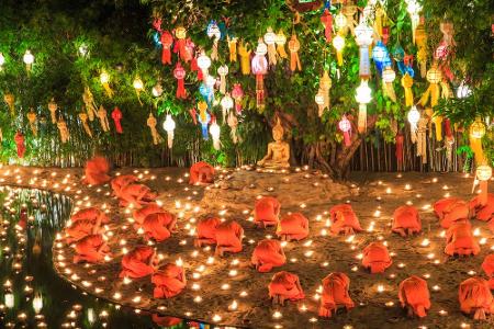 ...bei Nacht verwandeln die Kerzen Wasser und Luft in ein Lichtermeer.
