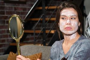 "Unter uns": Viviens Beauty-Experiment hat katastrophale Konsequenzen.