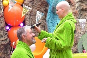 "Promi Big Brother": Finalistin Melanie Müller macht ihrem Konkurrenten Uwe Abel ein Scherangebot.