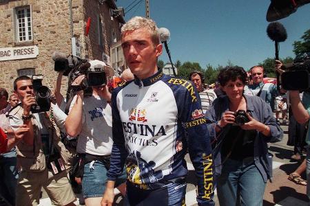 Besonders häufig wird der Radsport von Doping-Verdächtigungen erschüttert, Durch die 'Festina-Affäre' avanciert die Tour de ...