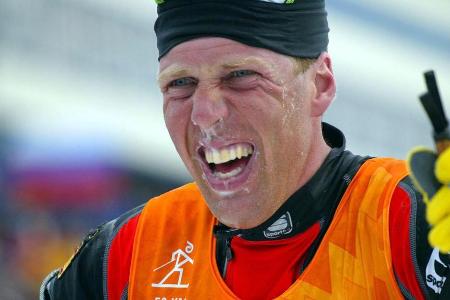 Ein Allgäuer feiert 2002 in Salt Lake City seine Olympia-Siege unter spanischer Flagge. In gleich drei Disziplinen hängt Ski...