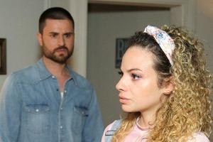 "Unter uns": Nika lässt schuldbewusst Pacos Wut über sich ergehen.