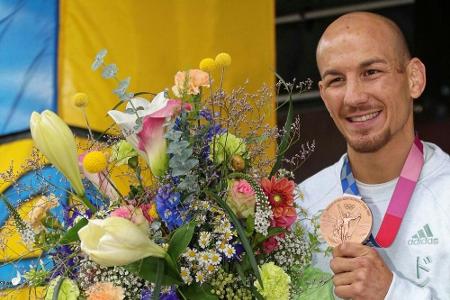 Ringer Stäbler trägt 