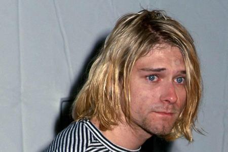Das Auktionshaus Iconic Auctions hat gerade sechs Haarsträhnen des verstorbenen Musikers Kurt Cobain (1967-1994) versteigert...