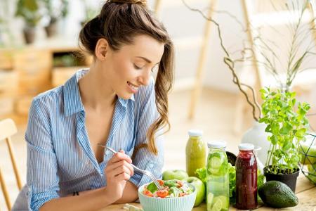 Intuitives Essen bedeutet, zu lernen, auf den eigenen Körper zu hören. Die US-Ernährungstherapeutinnen Elyse Resch und Evely...