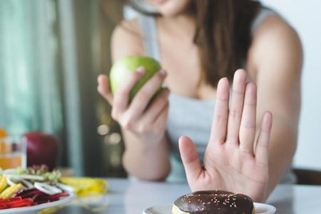 Diätmentalität ablegen: Wie viele Diäten machen uns mit falschen Versprechen Hoffnung auf eine schlanke Figur und 