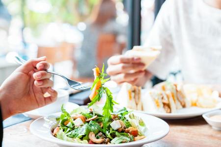 Sättigung spüren: Ebenso wie man sein Hungergefühl kennen sollte, sollte man auch intuitiv wissen, wann man satt ist. Am Anf...