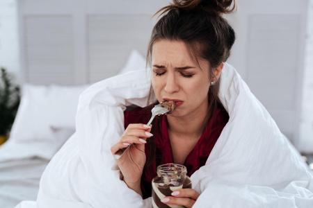 Gefühle ohne Essen bewältigen: Sinnlos Süßigkeiten in sich hineinzustopfen, löst keine Probleme. Essen lenkt zwar kurzfristi...