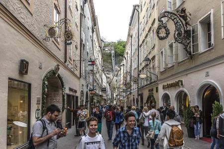 In der Getreidegasse tummelten sich vor der Corona-Pandemie die Touristen. Die hohen, eng aneinandergebauten Häuser mitsamt ...
