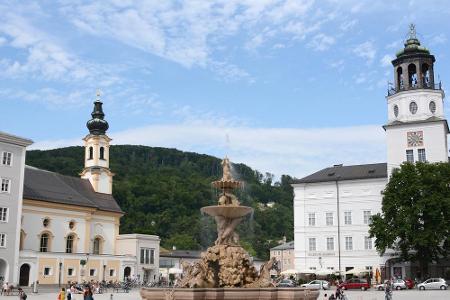 Der Residenzplatz ist das Zentrum Salzburgs. In der Mitte ragt mit dem Residenzbrunnen der größte barocke Brunnen Mitteleuro...