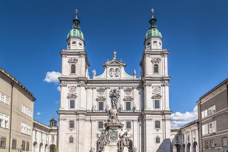 Der Salzburger Dom ist eines der unter Denkmalschutz stehenden Gebäude beim Residenzplatz. Die Kathedrale gehört zum UNESCO ...