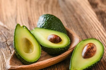 Avocados sind wahre Alleskönner. Sie machen nicht nur in der Küche eine gute Figur, sondern auch im Beauty-Bereich. Immer hä...