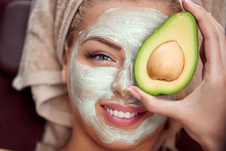 Avocado-Masken lassen sich zu Hause ganz einfach selbst herstellen. Alles, was es dazu braucht, sind eine Avocado, Naturjogh...