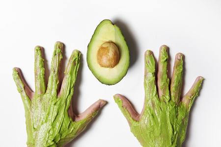 Nie wieder rissige und spröde Haut im Winter: Aus einer überreifen Avocado, Zucker, Olivenöl sowie ätherischem Öl lässt sich...