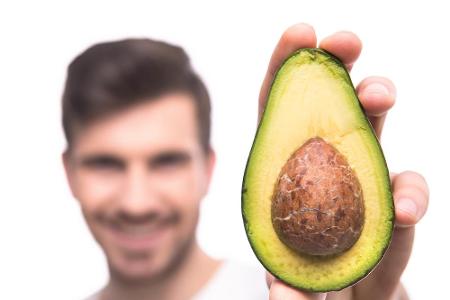 Juckende Kopfhaut und Schuppen Ade - mithilfe von Avocados. Ein Gemisch aus Fruchtfleisch, Honig und Teebaumöl beruhigt die ...