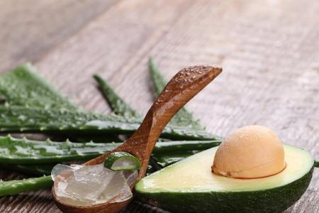 Bei Sonnenbrand kann die Avocado ebenfalls zum Einsatz kommen. Das reife Fruchtfleisch mit etwas Aloe Vera oder Naturjoghurt...