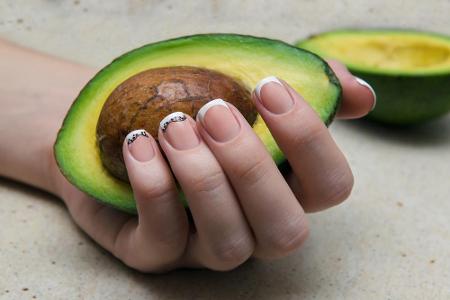 Der Verzehr von nährstoff- und vitaminreichen Avocados sorgt für starke Nägel, die weniger brüchig sind. Äußere Anwendungen ...