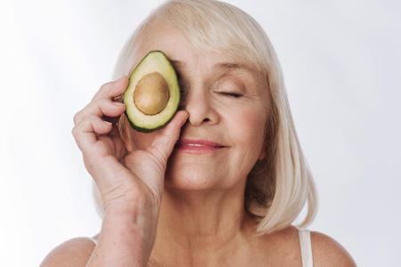 Für immer jung: Wer das Fruchtfleisch einer reifen Avocado mit etwas Kokosöl mischt, erhält eine natürliche Creme, die Fältc...