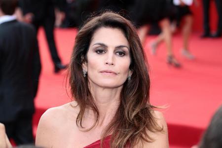 Cindy Crawford hält auch Jahre nach ihrer Karriere als internationales Topmodel ihre Traummaße. Der Grund: Vor jeder Mahlzei...