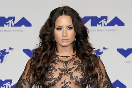 Nach ihrer Überdosis im Juli 2018 ist Demi Lovato nur knapp dem Tod entkommen. Die US-Sängerin erlitt infolgedessen einen He...