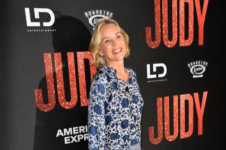 Sharon Stone hatte 2001 einen Schlaganfall. In einem Interview sagte die Schauspielerin, dass sie den beinahe nicht überlebt...