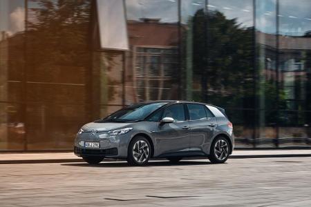Der VW ID.3 verfügt über einen 110-kW-Motor, mit dem er 348 Kilometer schafft. Das Einsteigermodell ist ab rund 31.500 Euro ...