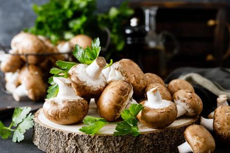 Mit rund einem Gramm Kohlenhydrate auf 100 Gramm stehen Pilze ganz oben in der Liste der Low-Carb-