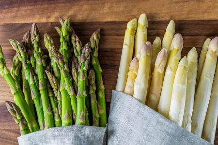 Spargelfreunde aufgepasst: Das beliebte Frühlingsgemüse enthält nur rund vier Gramm Kohlenhydrate und hat sowohl in weißer a...