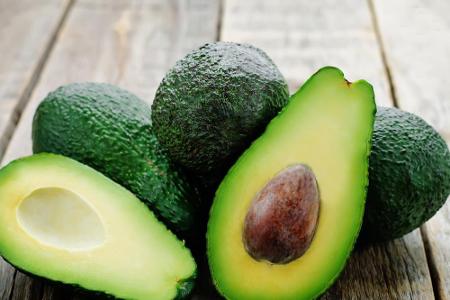 Avocados sind aus botanischer Sicht zwar Früchte, doch ein beliebter Zusatz zu Salaten oder herzhaften Mahlzeiten. Die gute ...
