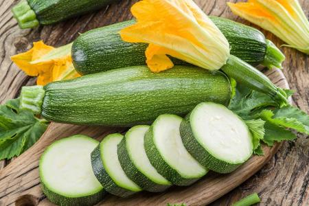Zucchini sind wahre Multitalente. Denn aus dem grünen Gemüse lassen sich unzählige Gerichte zaubern - und das mit nur zwei G...