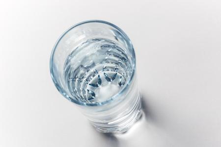 Wasser kurbelt den Stoffwechsel ebenfalls ordentlich an! Wenn man um die zwei Liter pro Tag trinkt (am besten vor den Mahlze...