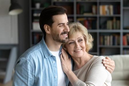 In Deutschland schenken 80 Prozent der Töchter und Söhne ihrer Mutter am Feiertag ein Geschenk. Dabei sind Männer im Durchsc...