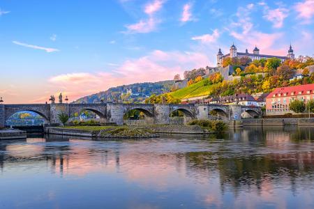 Die Romantische Straße ist ebenfalls ein Klassiker unter den deutschen Ferienstraßen. Von Würzburg startend, führt die rund ...