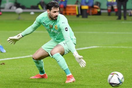 Stand in der Hinrunde als Nummer eins zwischen den Pfosten, war dort aber nicht der sichere Rückhalt, den der BVB gebraucht ...