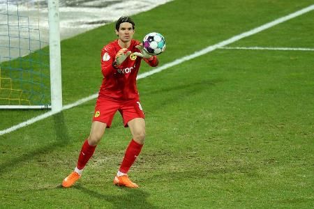 Wurde von Edin Terzic im Januar zur Nummer eins befördert und behielt diesen Status bis zu seiner Verletzung kurz vor dem Sa...