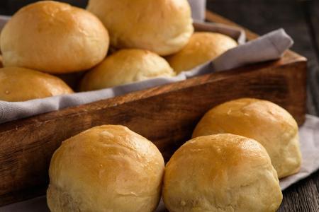 Dazu zählen Backwaren aus Weißmehl. Sie haben einen hohen Kohlenhydratanteil, dabei aber kaum sättigende Ballaststoffe. Die ...