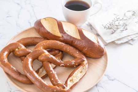 Das gilt ebenfalls für Laugengebäck, das zum Großteil aus Weißmehl besteht. Daher sollte man bei Backwaren lieber zu Vollkor...