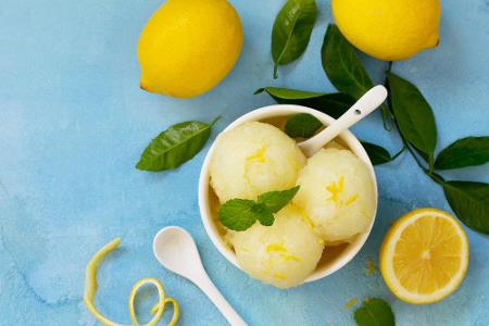 Das gleiche Prinzip gilt demensprechend auch für Fruchtsorbet. Zwar ist das Eis meist kalorienärmer als sahnebasierte Eissor...