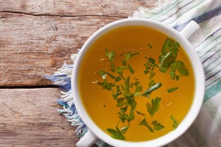 Wer Gewicht verlieren möchte, greift gerne zu klarer Brühe. Zwar ist die Suppe ohne Einlage kalorienarm, wandert allerdings ...