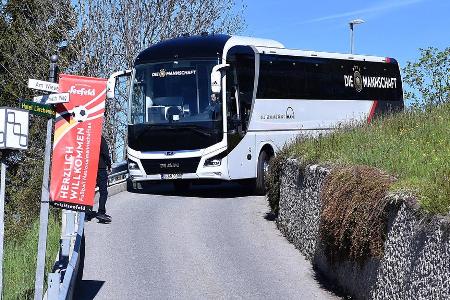 Der Mannschaftsbus der deutschen Nationalmannschaft bahnt sich seinen (engen) Weg zur Unterkunft.