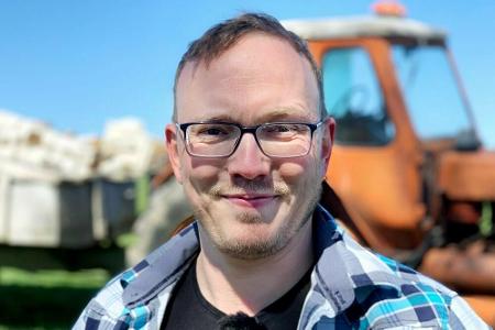 Hobbylandwirt Andy (35) hat seinen Hof 2013 von seinen Großeltern geerbt. Seit drei Jahren ist der Sachse Single. 