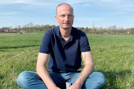 Bauer Hubert (39) züchtet nicht nur Ferkel - auch der Imkerei hat sich der Oberbayer verschrieben. Mit seinem eigenen Honig ...